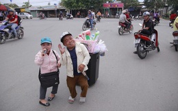 Xúc động với nghị lực của Mẹ Tí Hon