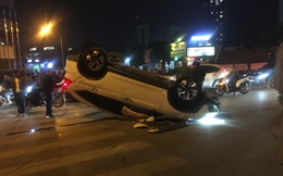 Honda CRV lật ngửa trên phố Hà Nội đúng lúc dòng người đổ ra mừng chiến thắng U22 VN, tài xế "mất hút"