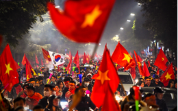 Báo thể thao hàng đầu nước Mỹ đăng ảnh Việt Nam ăn mừng HCV bóng đá SEA Games, choáng ngợp dòng người đổ ra phố