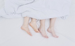 Tại sao thò bàn chân ra khỏi chăn giúp bạn ngủ ngon hơn?
