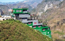 Tòa Panorama xây dựng trái phép trên Mã Pì Lèng lại mở cửa đón khách, bất chấp dư luận