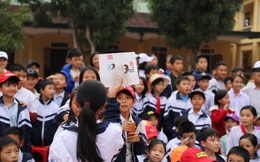 Cuốn sách có chữ ký của Hà Đức Chinh đến tay học sinh ở quê hương Ngã Ba Đồng Lộc