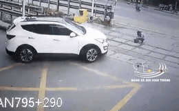 CLIP: Nữ nhân viên đường sắt bị ô tô "nuốt chửng" khi đang cắm cúi vét đất trên đường ray