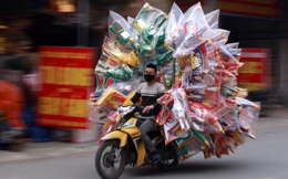 24h qua ảnh: Người đàn ông chở đầy vàng mã trên đường phố ở Việt Nam