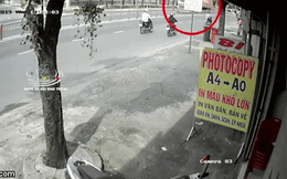 Clip: Container nổ lốp, lao vào nhà dân, 2 người đi xe máy thoát nạn trong tích tắc