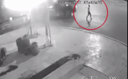 CLIP: Pha cuốn vào gầm xe container khó tin, người đàn ông gặp họa sau vài giây