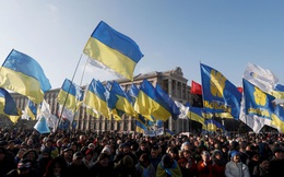 1 vạn người biểu tình ở Kiev, TT Ukraine bị đe dọa "lật đổ" nếu đầu hàng trước ông Putin