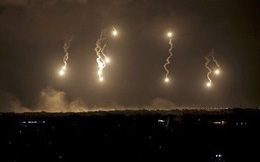 Quân Syria bí ẩn bắn nhiều pháo sáng trên bầu trời tỉnh Hama