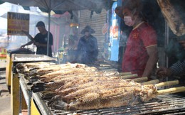 Cửa hàng ở Sài Gòn bán hàng nghìn con cá lóc nướng trong ngày vía Thần Tài