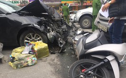 Xe Mazda “điên” tông liên tiếp 2 xe máy trên phố Hà Nội