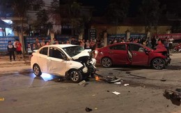 Hai xe ô tô "đấu đầu" trong đêm, 4 người thương vong