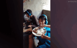 Con bỏ học vì mải chơi game, mẹ đến tận nơi bón từng miếng cơm: "Đứa con tội nghiệp của tôi"