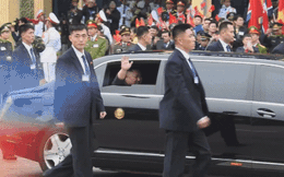 [VIDEO] Cận cảnh chủ tịch Triều Tiên Kim Jong-un kéo cửa kính xe bọc thép vẫy chào người dân Việt Nam
