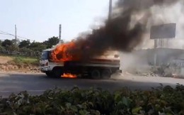 Xe bồn bốc cháy dữ dội khi đang đi trên đường, tài xế mở cửa tháo chạy ở Sài Gòn