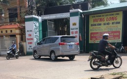 Dàn xe biển xanh ở nơi diễn ra đám cưới con trai Chủ nhiệm UBKT tỉnh Quảng Bình