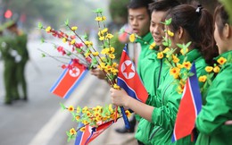 [ẢNH] Người Hà Nội mang cờ hoa tiễn Chủ tịch Triều Tiên Kim Jong-un về nước