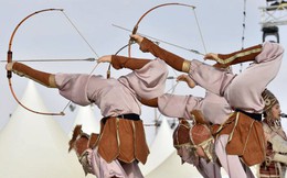 24h qua ảnh: Các nữ vũ công xinh đẹp trình diễn bắn cung tên bằng chân trên sa mạc