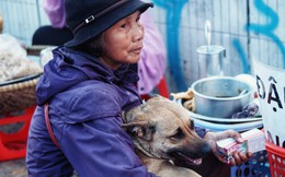 Câu chuyện đáng yêu của người phụ nữ bán vé số và chú chó lang thang ở Đà Lạt