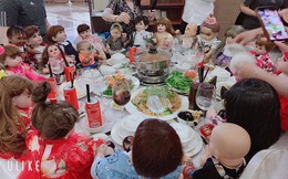 Đám cưới có sự góp mặt của 18 con Kumanthong ngồi chật kín 1 bàn tiệc, ăn lẩu, uống nước ngọt khiến tất cả "rùng mình"