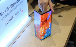 Trên tay điện thoại gập Huawei Mate X đầu tiên tại Việt Nam