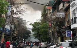 Hà Nội: Cháy nhà trên phố cổ Hoàn Kiếm, người dân hoảng loạn tháo chạy ra đường
