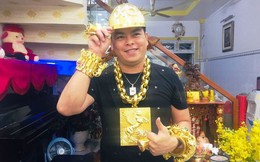 Tại sao Phúc XO lại đeo mặt dây chuyền vàng hình ngựa?