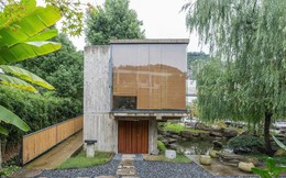 Căn nhà 2 tầng thô mộc theo phong cách Nhật Bản với lớp tường kính kết nối thiên nhiên, ẩn chứa vạn điều bất ngờ khiến nhiều người thích thú