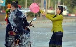 24h qua ảnh:  Cô gái té nước vào người đi đường ở Myanmar
