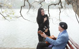 Nhạc sĩ Vũ Thành An ngẫu hứng đánh đàn guitar cho học trò hát ở Hồ Gươm