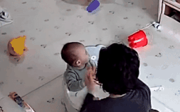 Clip 6 phút ghi cảnh bảo mẫu bạo hành bé 14 tháng tuổi gây phẫn nộ Hàn Quốc, người dân kiến nghị yêu cầu Tổng thống giải quyết vụ việc