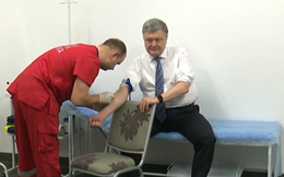 Ông Poroshenko đồng ý xét nghiệm ma túy trước trận đấu "vô tiền khoáng hậu" với danh hài