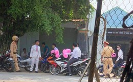 Lập đoàn rước dâu bằng xe máy bóng bay hồng cho ấn tượng, giữa đường chú rể méo xệch mặt vì bị CSGT bắt