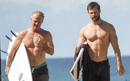Thân hình bố của "Thor" Chris Hemsworth bất ngờ gây bão: Ai dè còn chuẩn hơn body siêu hot của con trai