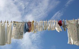 Vì sao quần áo dùng máy sấy làm khô thì mềm, nhưng phơi ngoài nắng lại cứng cong queo?
