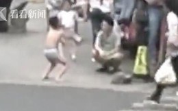 Chạm vào mông bạn nữ, cậu bé bị mẹ phạt mặc đồ lót đứng giữa đường gây tranh cãi