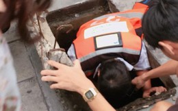 Nữ tài xế Thái Lan chui xuống cống tìm đồng hồ 3 triệu cho cô gái Việt