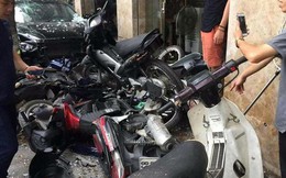 Hà Nội: Ô tô "điên" đâm liên hoàn 6 xe máy biến dạng, nằm ngổn ngang trên vỉa hè
