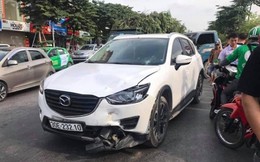 Mazda CX5 tông gãy đôi xe máy Liberty trên phố Hà Nội, 2 cô gái bị thương