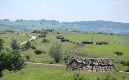 Xe tăng Mỹ đi lạc vào cánh đồng của nông dân Romania