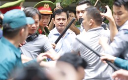 Nguyễn Hữu Linh vội vàng rời tòa trong vòng vây của hàng trăm người