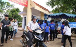 Đắk Lắk: Nguyên Phó chủ tịch mặt trận xã đi thi tốt nghiệp THPT quốc gia năm 2019