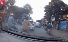 CLIP: Người đàn ông cố vượt qua đầu xe tải đang xuống dốc, cái kết khiến nhiều người vội quay mặt đi