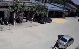 CLIP: Cậu bé tung tăng chạy qua đường và khoảnh khắc 3 giây khiến người lớn "đứng tim"