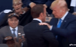 Màn "giằng co bất thường" giữa TT Donald Trump và Tổng thống  Emmanuel Macron