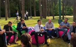 Ngồi ghế lười, họp báo kín giữa rừng: Động thái "lạ lùng" của Tân TT Ukraine Zelensky