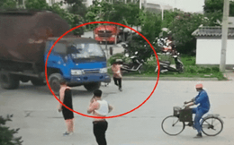 Người phụ nữ vác xe đạp chặn đầu ô tô tải rồi lăn ra ăn vạ vòi tiền