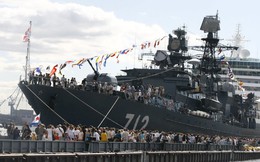 Kỷ niệm Ngày Hải quân Nga: Tàu chiến rầm rộ kéo về St. Petersburg