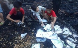 Xót xa hình ảnh 3 đứa trẻ nghèo bới đống tro tìm từng trang sách cháy dở