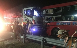 Vượt ẩu trong đêm, xe khách đâm xe tải khiến tài xế tử vong