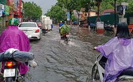 Hà Nội: Nhiều tuyến phố ngập sâu sau cơn mưa lớn